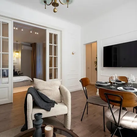 Parisian-inspired 2br On Calea Victoriei - High Ceilings Stylish Design & Location Διαμέρισμα *