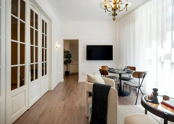 Parisian-inspired 2br On Calea Victoriei - High Ceilings Stylish Design & Location Apartman Bukarest