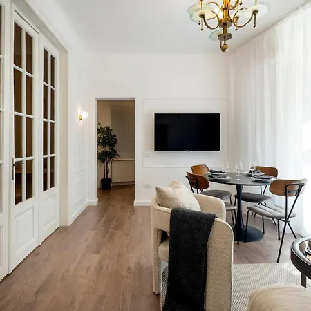 Parisian-inspired 2br On Calea Victoriei - High Ceilings Stylish Design & Location דירה בוקרשט