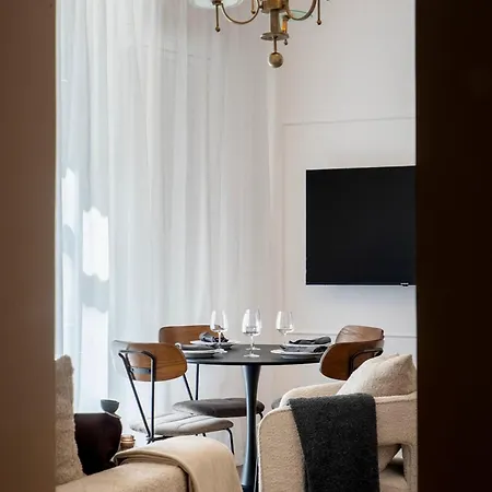 Parisian-inspired 2br On Calea Victoriei - High Ceilings Stylish Design & Location דירה