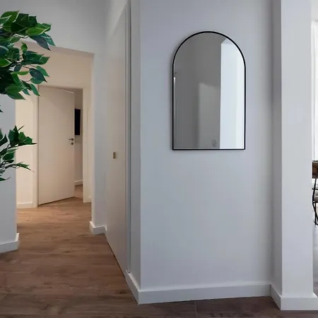 Parisian-inspired 2br On Calea Victoriei - High Ceilings Stylish Design & Location דירה